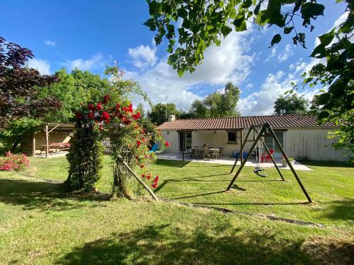 Frossay House | Gîte de campagne avec jardin clos, 3 chambres, terrasse, basse-cour, et terrain de pétanque - FR-1-306-918