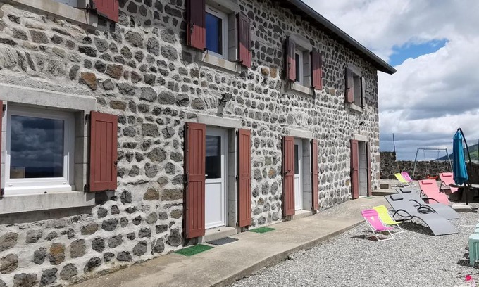 Mezeres House | Gîte familial avec cour, ping-pong, proche Lyon et Clermont-Ferrand - FR-1-582-330