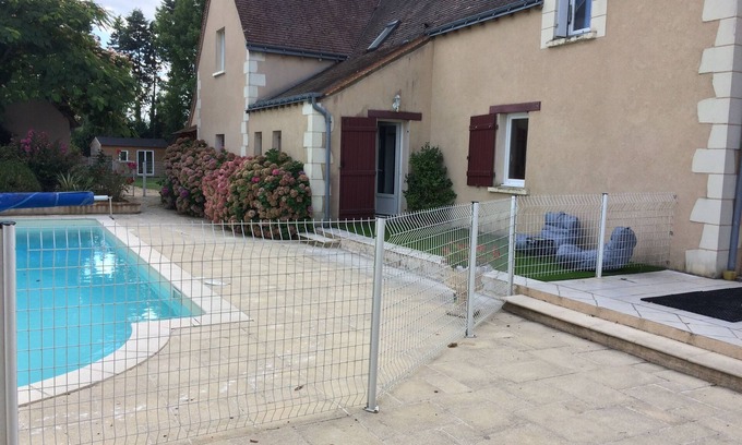 Artannes-sur-Indre House | Gîte for 15 people in Touraine. Numerous activities: swimming pool, beach volleyball, etc.