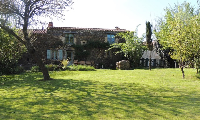 Sigournais House | Gîte Kierkegaard. Direct access to Lake Rochereau. Near Puy du Fou