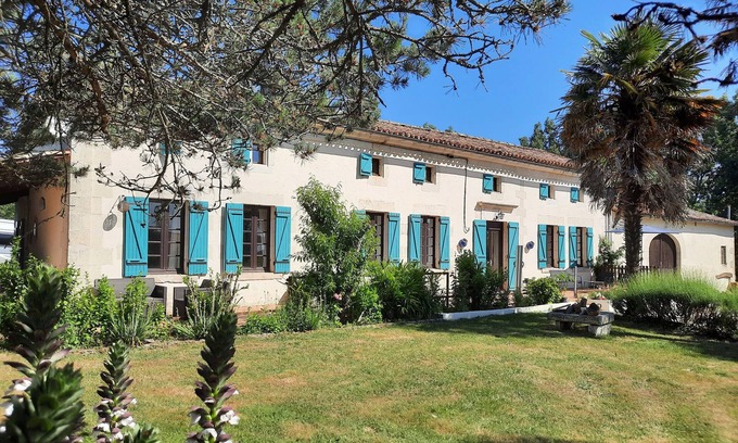 Saint-Vallier House | Gîte Lavande. Prachtig Gerestaureerde Gite met Verwarmd Zwembad in de Charente