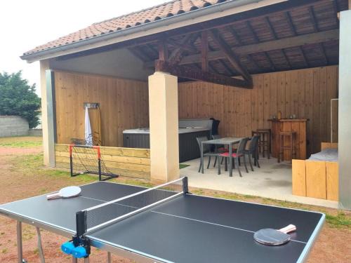 L'Hopital-le-Grand House | Gîte spacieux au cœur du village avec spa et activités familiales - FR-1-496-289