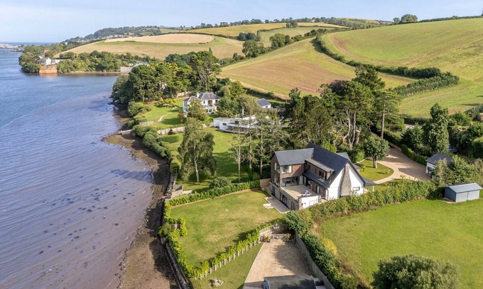 Combeinteignhead Ski Chalet | Gable View - Luxury Riverside Sanctuary