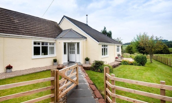 Glasgow Cottage | GAIDREW COTTAGE, family friendly, luxury holiday cottage in Drymen