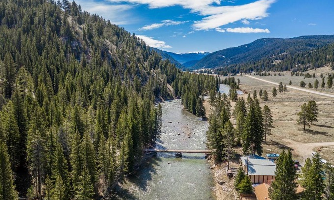 Gallatin Gateway House | Gallatin River Getaway