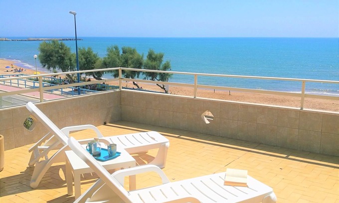Scoglitti Apartment | Gambusia 3 apartment with large terrace facing the sea