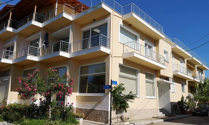 Kontsika Apartment | Garden apartment 20m from the sea