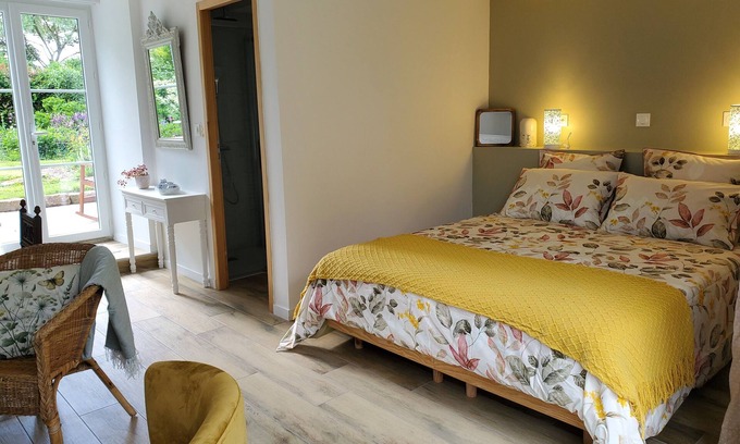 Saint-Fraimbault Bed & Breakfast | Garden-level B&B in the Normandy countryside
