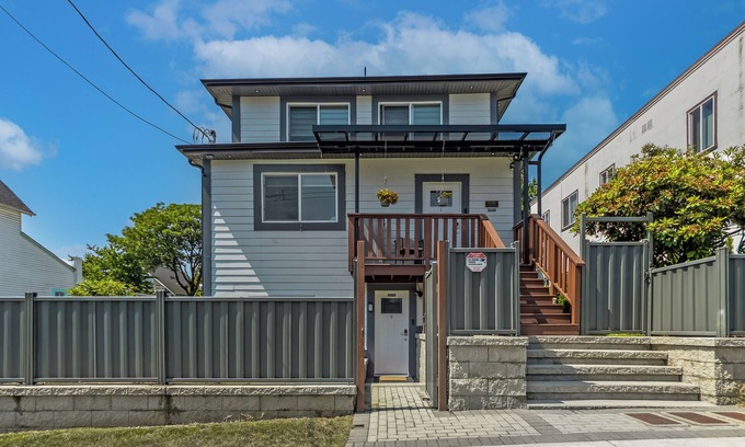 New Westminster House | Garden Suite 2-Bed/1-Bath can be Interconnected with additional Suite