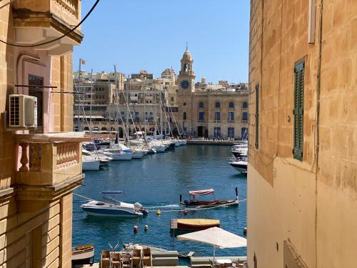 Senglea Apartment | Gardjola Apartment - Authentic Stay By the Marina, Ideal for Couples