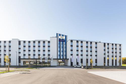 Neusaess Hotel | Garner Hotel Augsburg Nord by IHG