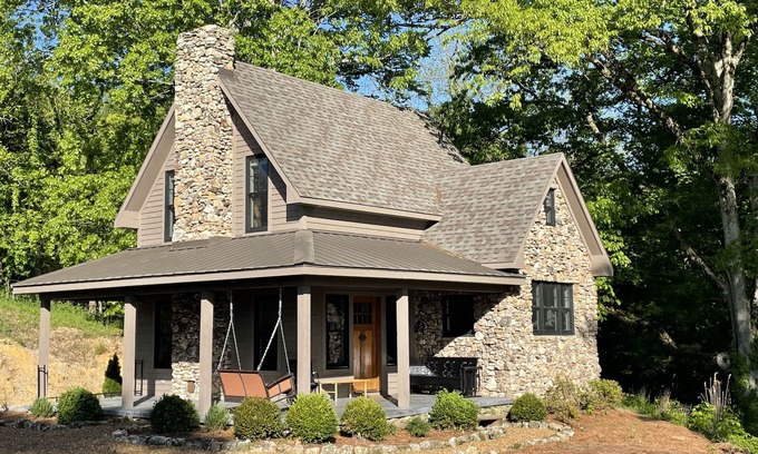 Lincoln County Cottage | Gate Cottage, private getaway in a stylish new homenw/views, hiking and a creek.
