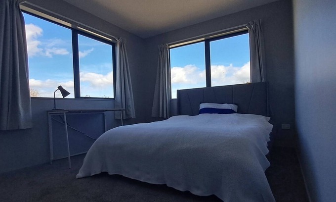 Manurewa House | Gateway to New Zealand BRAND NEW HOME Panoramic views & NEW playground