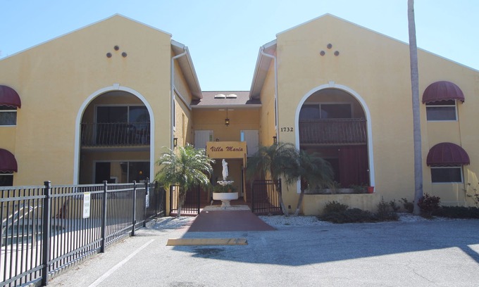 Sarasota Condo | Gateway to Siesta Key 1/2 mile Walk to the Beach Adorable 2 Bedroom Condo
