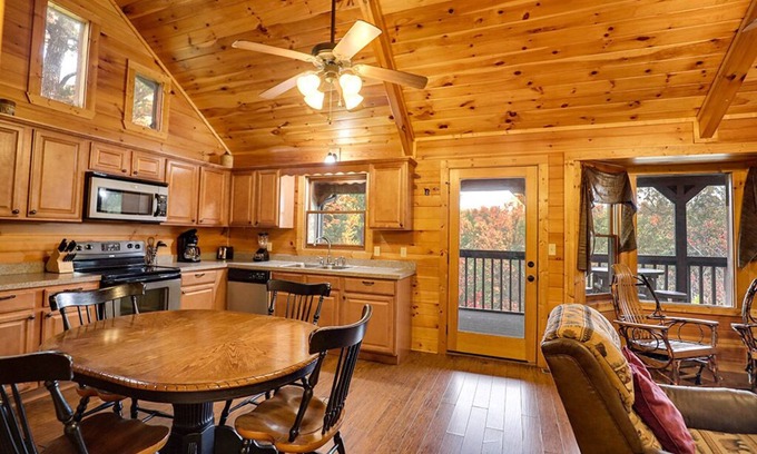 Gatlinburg Cabin | Gatlinburg - Misty Mountain View - 1 Bedroom - Sleeps 6