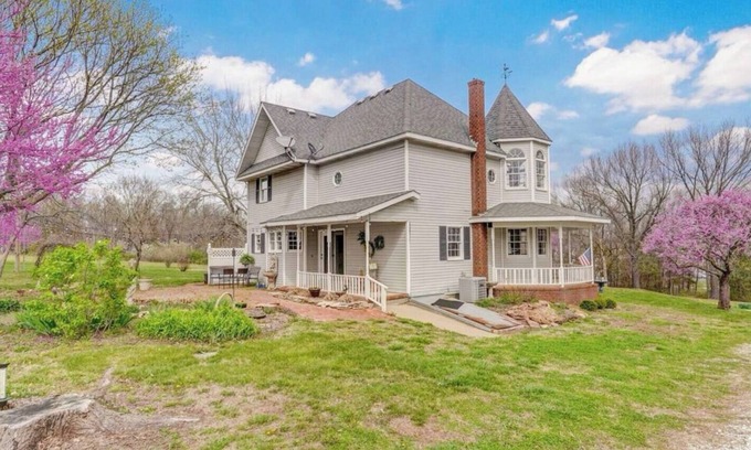 Ozark House | Gatsby-Inspired Victorian Farmhouse - Farm feel only 5min from city amenities