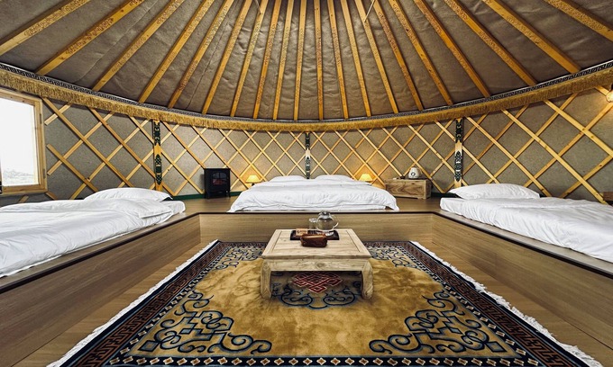 Plain Blue Banner Hotel | Gegeen Noor Nomad Camp