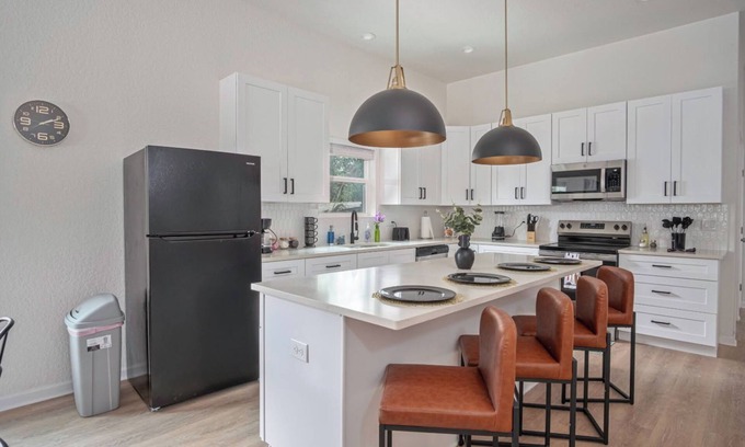 Nevada Street Cottage | Generous 4br/3ba Charmer Near Glorius Downtown!