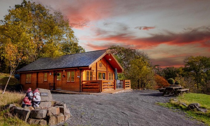 Welshpool Ski Chalet | George Cabin - Log Cabin in Wales with Hot tub