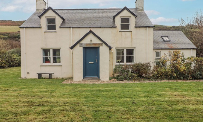 Dinas Cross Cottage | GER Y TRAETH, pet friendly, country holiday cottage in Dinas Cross