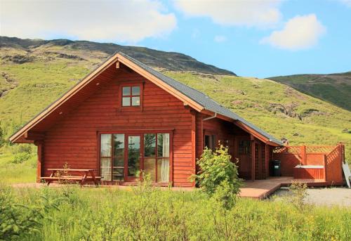 Haukadalur House | Geysir - Modern Log Cabin