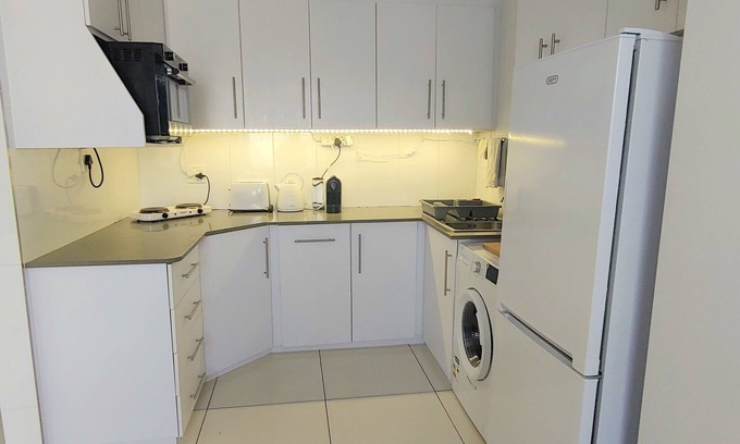 Greater Johannesburg Metropolitan Area Cottage | GF: Oh so cute 1 bed with kitchen, WiFi, Netflix