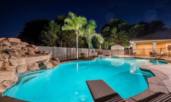 Gilbert House | Gilbert Royalty-Heated Pool, Spa, Home Theaternn