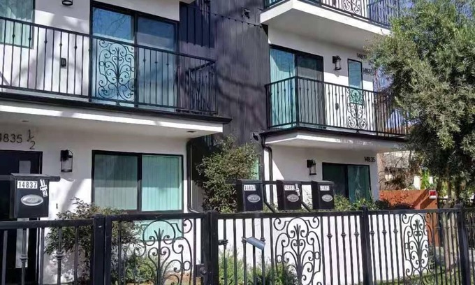 Van Nuys Apartment | Gilmore One