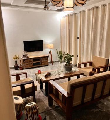 Shivalik Nagar Apartment | Gita Bhawan - Elegant Escape