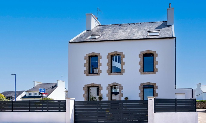 Porspoder House | Gîte 12/14 sleeps in village 50m from the sea