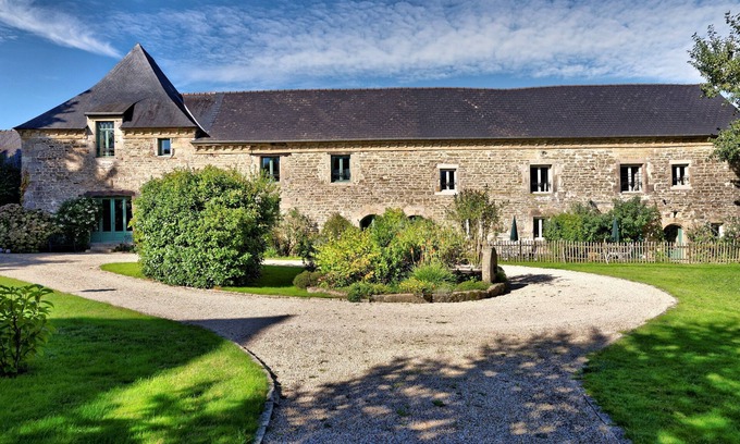 Plumaudan Cottage | Gite attached to 15th Century Manor with heated pool and fishing lake