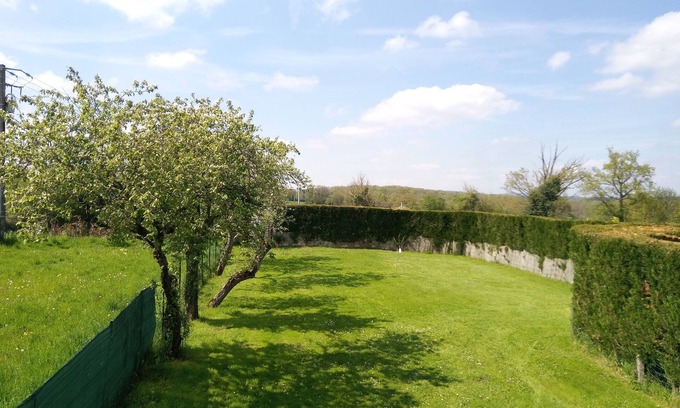 Bord-Saint-Georges Apartment | Gite for 2 with garden