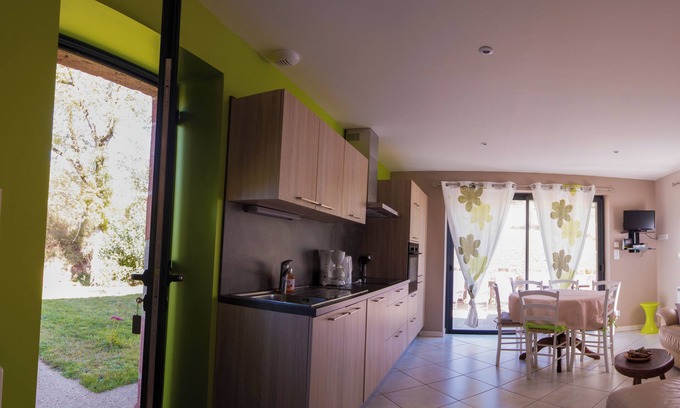 Saint-Cyprien-sur-Dourdou Cottage | Gîte for 6 people Wifi July and August 2024 Arrival Departure FRIDAY