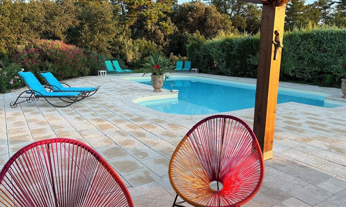 La Tour-d'Aigues Cottage | Gite in a Provencal country house with swimming pool.