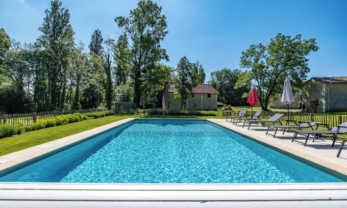 Chassaignes House | 'Gîte Les Chouettes' with Shared Pool, Private Terrace and Wi-Fi