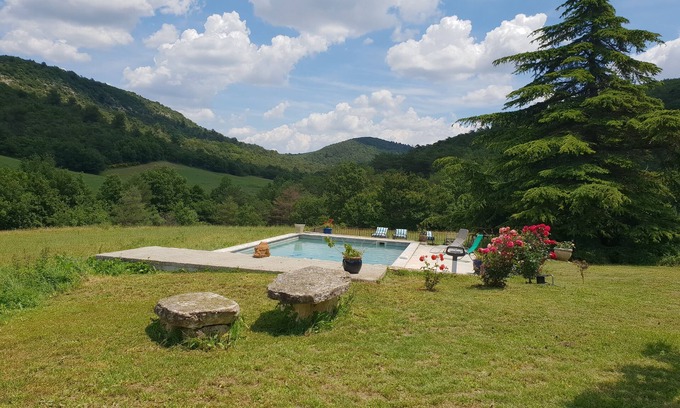 Montjustin Apartment | Gîte located in the heart of the Lubéron nature reserve.