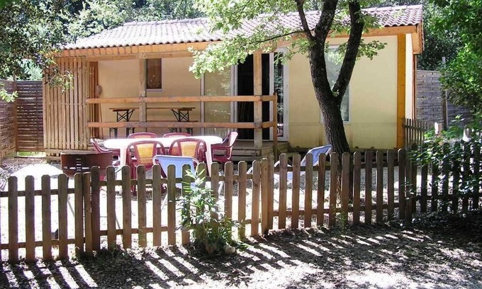 Vers-Pont-du-Gard Ski Chalet | Gite Marius Vers Pont du Gard en Provence, river and swimming pool