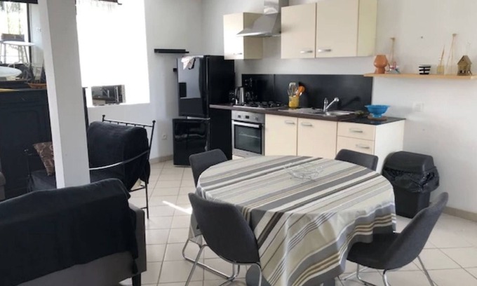 Sainte Gemme House | Gite Poirier, 6 Personnes, au Calme, Économique