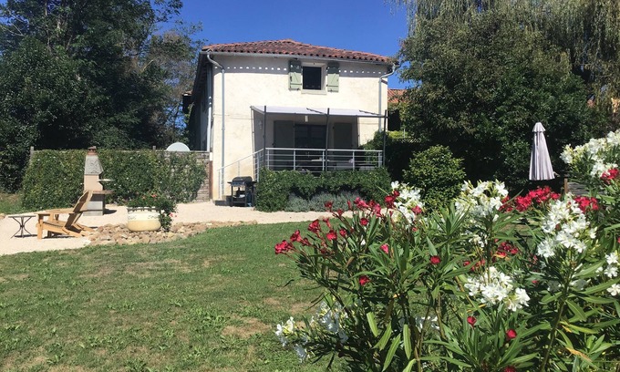 Bazordan Cottage | Gite Trejeau For Two near Castelnau Magnoac with magnificent mountain views