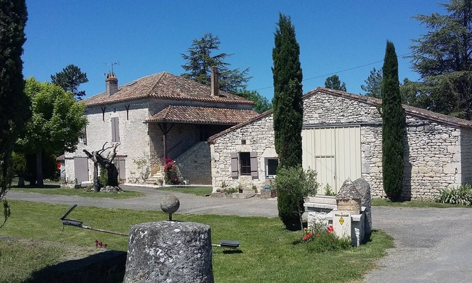 Montaigu-de-Quercy House | Gite Vacances Laborde Piscine Spa, 4 Ch/4 Sdb, Idéal Familles, à 5 mn Commerces