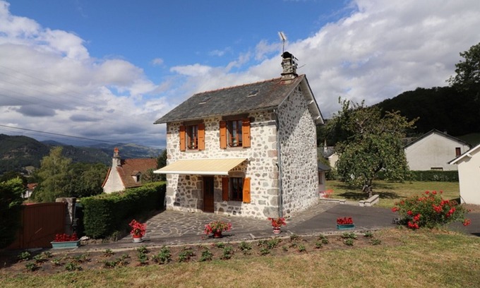 Vic-sur-Cere Cottage | Gite Vic-sur-Cère, 2 bedrooms, 4 persons