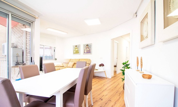 Port de Sagunt Apartment | Global Properties: Centrally located 4-bedroom property