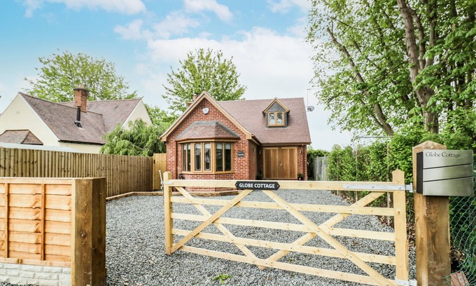 Stratford-upon-Avon Cottage | GLOBE COTTAGE, family friendly, with hot tub in Stratford-Upon-Avon