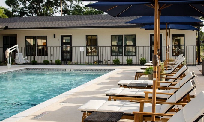 Brazos Hotel | Gloria Inn Unit 4 -5 minutes from Baylor and 2 Blocks to Magnolia