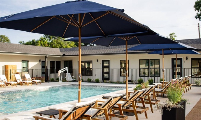 Brazos Hotel | Gloria Inn Unit 5 -5 minutes from Baylor and 2 Blocks to Magnolia