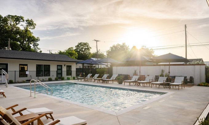 Brazos Hotel | Gloria Inn Unit 6- 5 minutes from Baylor and 2 Blocks to Magnolia