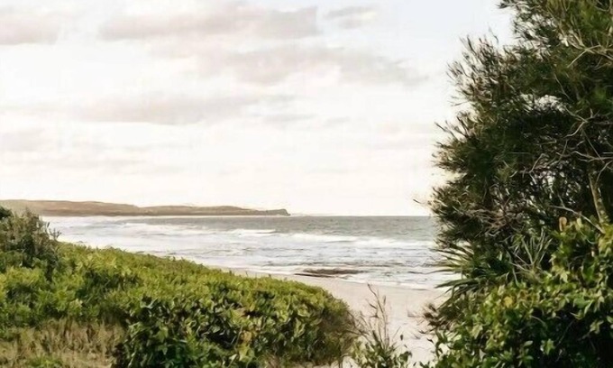 Valla Beach House | Glossies Coastal Retreat - Relax and Escape, Pets OK