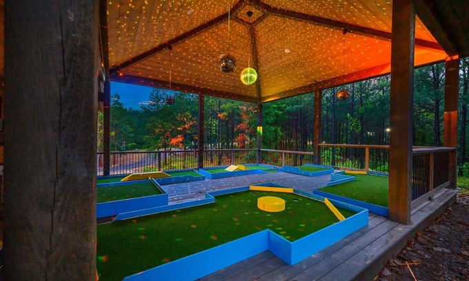 Pickens Cabin | Glow Mini Golf/Pool Table/Waffle Bar/Game Room!