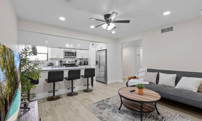 Gainesville Apartment | Go Gators Apartment + PS4 Console!