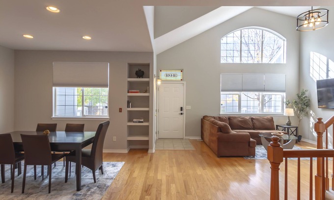 Seven Hills House | Golden Hour House - 2 primary bedrooms & garage